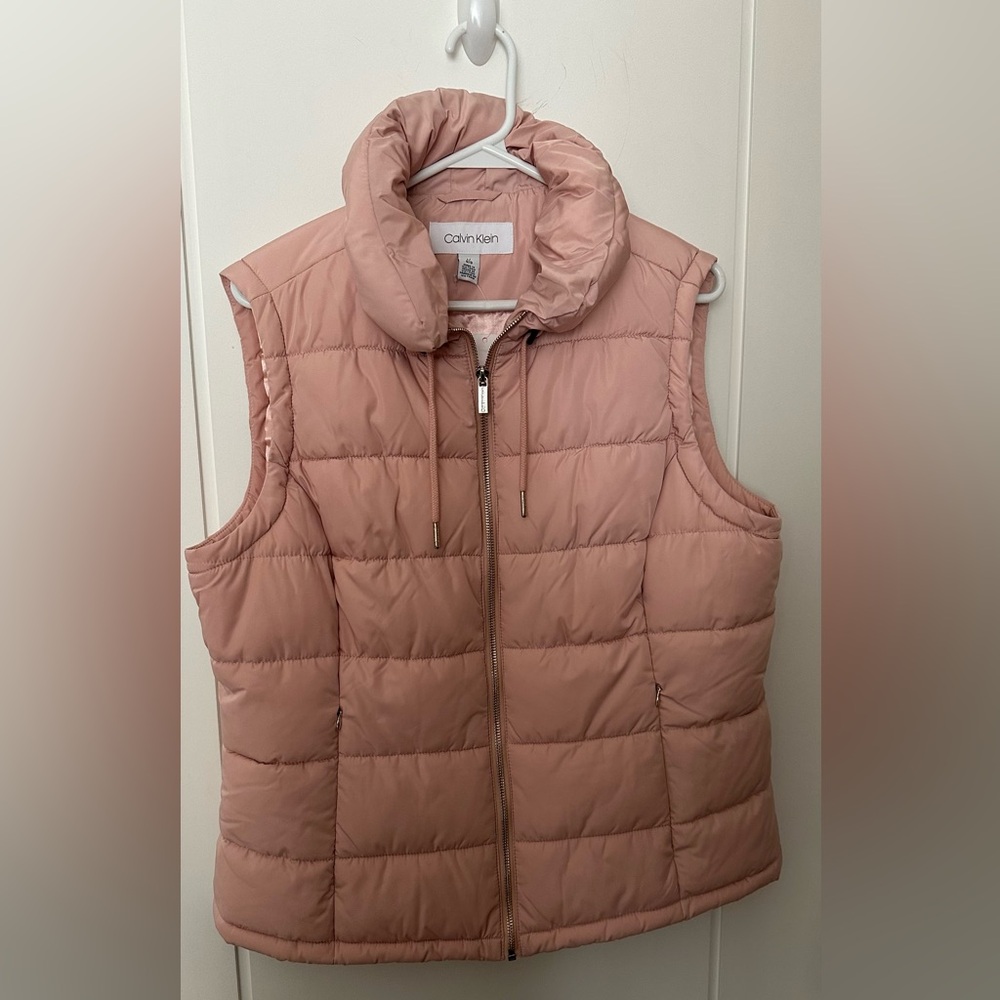 Calvin Klein Puffer Vest Quilted Performance Women Size L
Colour Pale Pink